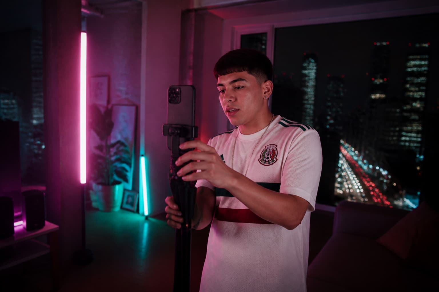 Mexican creator filming a vertical clip at night in Mexico City